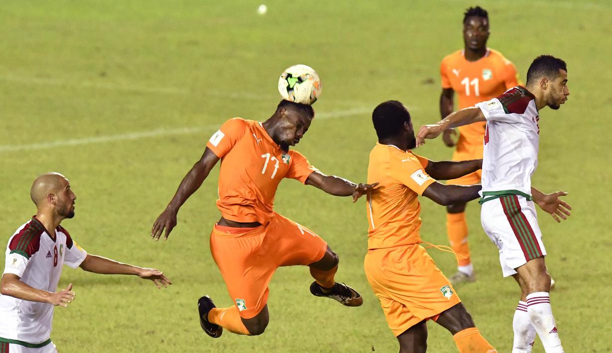 Bek Pantai Gading, Serge Aurier, menyundul bola saat melawan Pantai Gading pada Kualifikasi Piala Dunia 2018 di Stadion Félix Houphouët-Boigny, Abidjan, Sabtu (11/11/2017). Pantai Gading kalah 0-2 dari Maroko. (AFP/Issouf Sanogo)