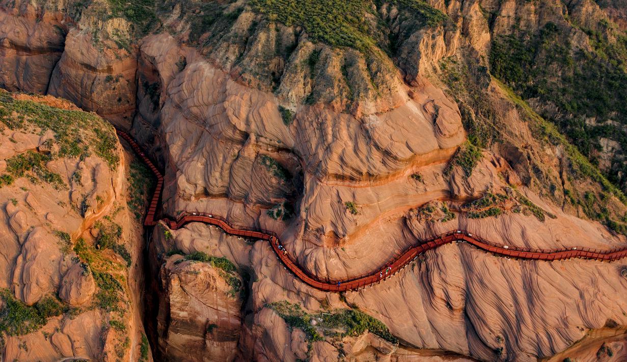FOTO: Pesona Pemandangan Wisata Bentuk Lahan Danxia dI ...