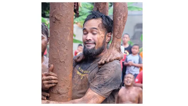 6 Potret Keseruan Teuku Wisnu Saat Ikut Lomba Panjat Pinang, Penuh Lumpur dan Oli