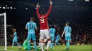 Penyerang MU, Zlatan Ibrahimovic merayakan gol bunuh diri kiper Feyenoord, Brad Jones pada pertindangan Grup A Liga Europa di Stadion Old Trafford, Inggris (24/11). MU menang telak atas Feyenoord dengan skor 4-0. (Reuters/Carl Recine)