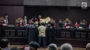 Majelis Hakim mengecek amplop yang dibawa Komisioner KPU, Hasyim Asyari disaksikan tim kuasa hukum pasangan Prabowo-Sandiaga selama sidang lanjutan sengketa pilpres 2019 di Gedung MK, Jakarta, Kamis (20/6/2019). Selain itu juga tidak ada bekas lem pada amplop itu. (Liputan6.com/Faizal Fanani)