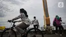Wisatawan bersepeda di Pantai Ancol, Jakarta, Sabtu (25/12/2021). Libur Natal dimanfaatkan masyarakat berwisata ke Pantai Ancol, Kawasan Pantai Ancol merupakan salah satu objek wisata yang kerap menjadi tujuan wisatawan saat mengisi waktu liburan. (Liputan6.com/Faizal Fanani)