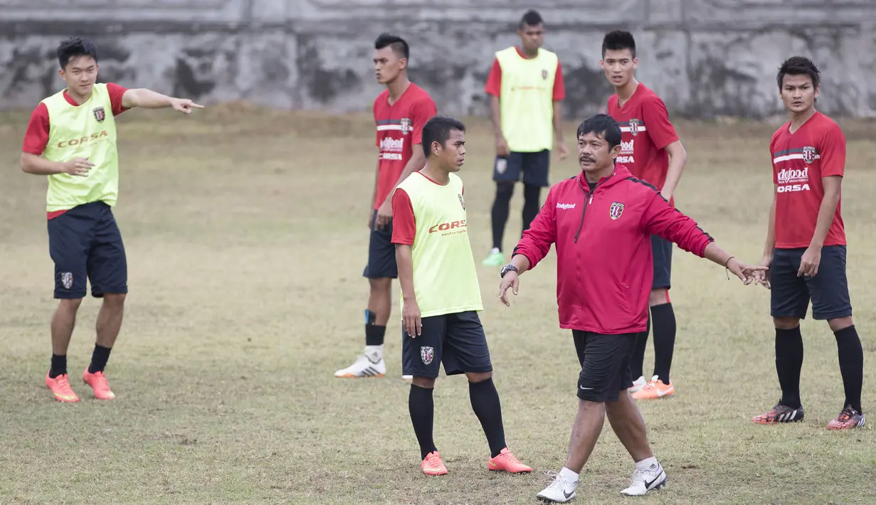 Pelatih Bali United, Indra Sjafri memimpin latihan jelang laga Piala Presiden melawan Mitra Kukar di Lapangan Trisakti, Bali, Rabu (9/2/2015). (Bola.com/Vitalis Yogi Trisna)