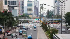  Aparat keamanan telah membuka ruas lalu lintas di Jalan MH Thamrin dan ‎Jalan Wahid Hasyim pascaserangan bom di kawasan Djakarta Theater dan Mal Sarinah siang tadi. Saat arus lalu lintas dibuka pada pukul 15.45 WIB, keadaan menjadi macet.