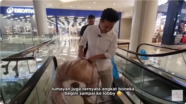 6 Potret Kejutan Ultah Arumi Bachsin ke-31 dari Emil Dardak, Boneka Raksasa