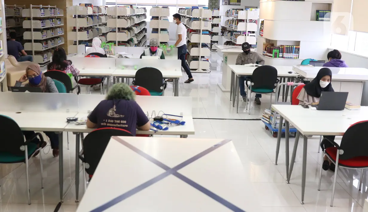 Pengunjung membaca buku di Perpustakaan Nasional (Perpusnas), Jakarta, Kamis (10/6/2020). Perpusnas membuka kembali membuka pelayanan mulai Kamis ini, 11 Juni 2020, dengan menyiapkan protokol kesehatan setelah beberapa bulan tutup akibat COVID-19. (Liputan6.com/Angga Yuniar)