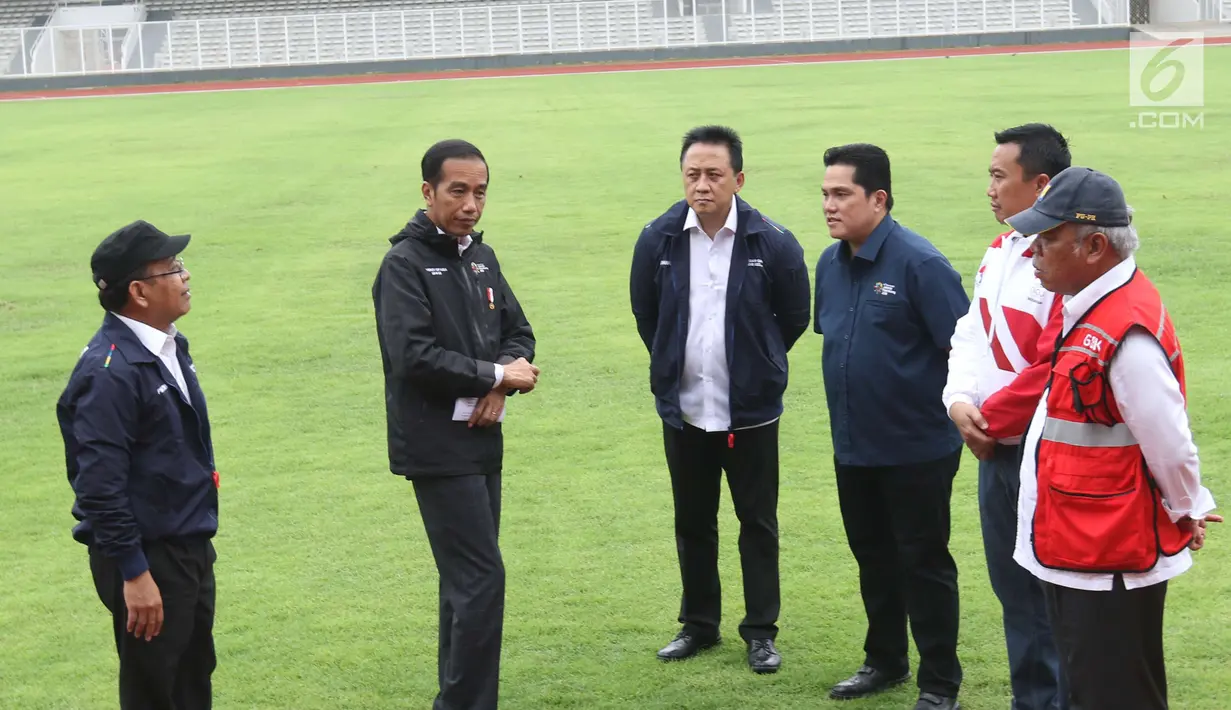 Presiden Joko Widodo berbincang dengan Menpora, Menteri PUPR, Kepala Bekraf, dan Ketua Inasgoc saat meninjau sejumlah venue Asian Games 2018 di Kompleks Gelora Bung Karno, Jakarta, Senin (25/6). (Liputan6.com/Angga Yuniar)