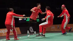  Ihsan Maulana (2kiri) melakukan selebrasi usai mengalahkan pebulu tangkis Malaysia Lee Zii Jia pada final Bulutangkis beregu putra SEA Games 2017 di Axiata Arena, Malaysia, Kamis (24/8). Indonesia meraih medali emas. (Bola.com/Liputan6.com/Faizal Fanani)