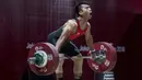 Lifter Indonesia, Deni, saat berlaga pada Asian Games di JIExpo, Jakarta, Rabu, (22/8/2018). Deni memastikan lolos ke final setelah berhasil membukukan poin terbaik dengan total angkatan seberat 318 kg. (Bola.com/Vitalis Yogi Trisna)