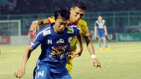 Arif Suyono kala berduel dengan T.A. Musafri di penyisihan Grup B (5/9/2015). Arif Suyono berjanji tak akan melakukan pelanggaran keras lagi saat Arema kembali bertemu Sriwijaya FC di semifinal pertama Piala Presiden (Bola.com/Kevin Setiawan)