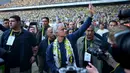 Pelatih baru klub Turki Fenerbahce, Jose Mourinho (tengah) melambaikan tangan saat memberikan sambutan kepada para suporter di Stadion Sukru Saracoglu, Istanbul, 2 Juni 2024. (Yasin AKGUL/AFP)