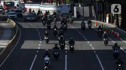 Kendaraan Roda dua melintasi Jalur Khusus Sepeda Motor dijalan Medan Merdeka Barat, Jakarta, Jumat (21/8/2020). Selain kendaraan empat atau mobil, kendaraan roda dua atau motor juga termasuk kendaraan yang harus patuh dengan aturan ganjil genap. (Liputan6.com/Johan Tallo)