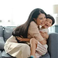 ilustrasi seorang ibu memeluk anak laki-lakinya/copyright shutterstock&nbsp;NaMong Productions92