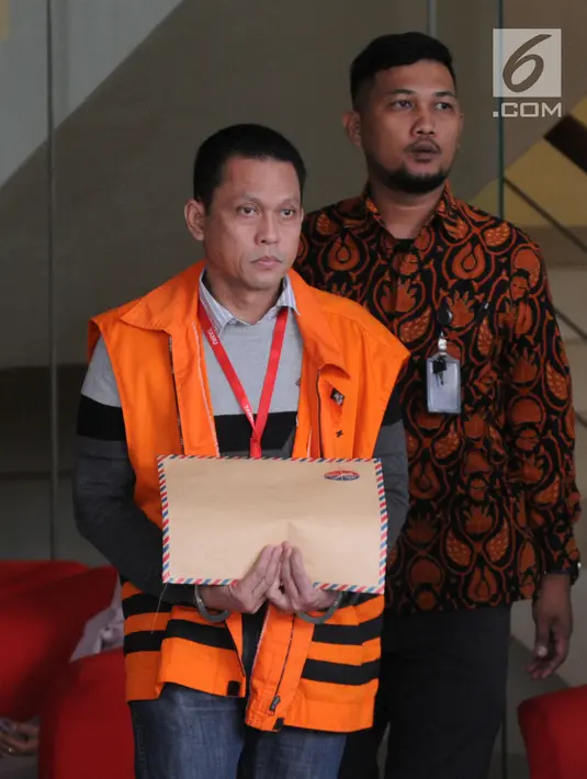 Staf PT Industri Telekomunikasi Indonesia (Inti) Taswin Nur menutupi borgol di tangannya dengan map cokelat saat akan melaksanakan salat, Gedung KPK, Jakarta, Jumat (16/8/2019). Nur diperiksa sebagai tersangka terkait aliran suap proyek pengadaan sistem penanganan bandara. (merdeka.com/Dwi Narwoko)