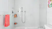 Simak kiat jitu memberi ilusi lega pada kamar mandi yang sempit.