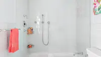 Kiat Mengubah Kamar Mandi Sempit Terasa Luas