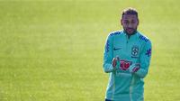 Bintang Brasil Neymar dalam sesi latihan di Cotinassa, Turin, Italia, Jumat, 18 November 2022, menjelang Piala Dunia 2022 Qatar. (Isabella BONOTTO / AFP)