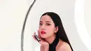 Meski mengenakan warna lipstik serupa, tentu keduanya memberikan tampilan berbeda [Dior]