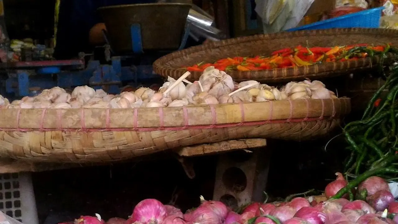 Petani bawang di Brebes tengah merawat tanamannya. (Foto: Liputan6.com/Muhamad Ridlo)