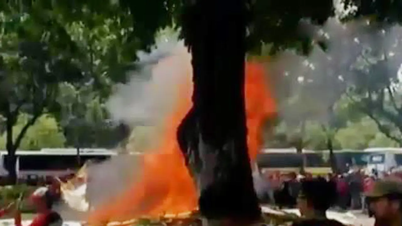  Aksi Bakar Karangan Bunga Warnai Peringatan May Day