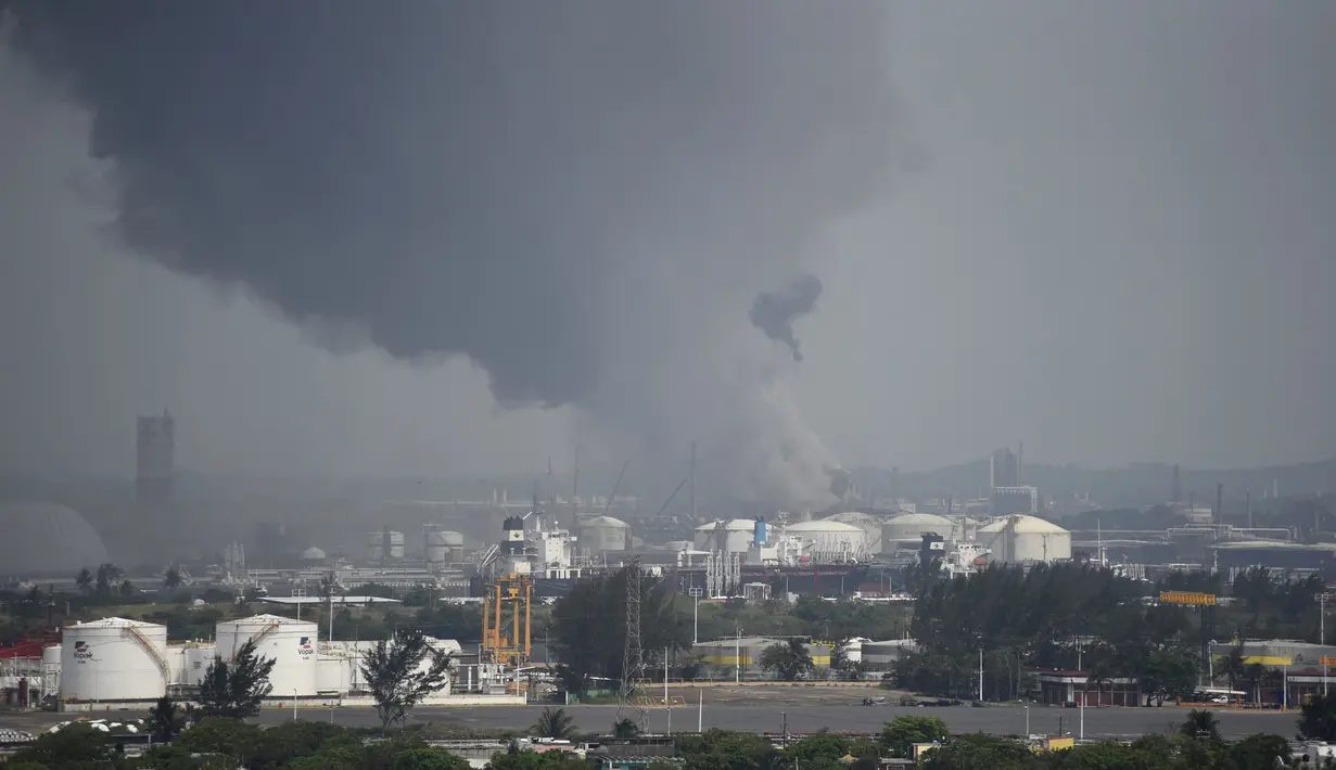 Asap hitam mengepul dari lokasi ledakan di kompleks petrokimia perusahaan minyak nasional Pemex di Meksiko Timur, Rabu (20/4). Sedikitnya tiga orang tewas dan 45 lainnya luka-luka akibat ledakan. (REUTERS/Angel Hernandez)