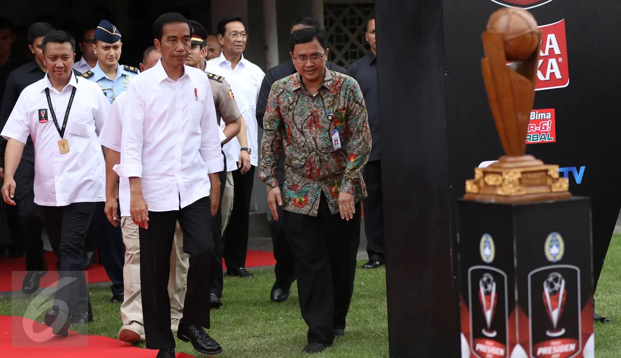 Presiden Joko Widodo bersiap membuka turnamen Piala Presiden 2017 di Stadion Maguwoharjo, Sleman, Sabtu (4/2). Sekitar 31.000 penonton menyaksikan laga pembuka turnamen Piala Presiden 2017. (Liputan6.com/Helmi Fithriansyah)