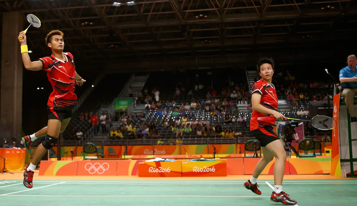 Aksi Tontowi Ahmad/Liliyana Natsir saat berjuang di semifinal bulutangkis Olimpiade Rio 2016 melawan pemain Tiongkok Zhang Nan/Zhao Yunlei, Brasil, Senin (15/8). Tontowi/Liliyana menang dengan 21-16, 21-15. (REUTERS)
