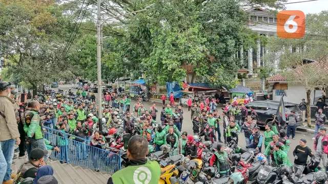 Ratusan pengemudi ojek online di Kota Sukabumi lakukan aksi mogok narik, Senin (17/2/2025) di Jalan Masji, Gungparang, Kecamatan Cikole Kota Sukabumi (Liputan6.com/Fira Syahrin).