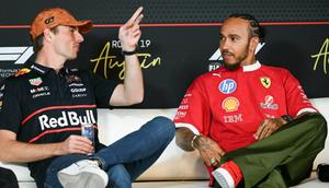 (Kiri/Kanan) Pembalap Red Bull Racing asal Belanda, Max Verstappen, dan pembalap Ferrari asal Inggris, Lewis Hamilton, berbicara dalam konferensi pers menjelang Grand Prix Formula Satu Amerika Serikat di Sirkuit of the Americas di Austin, Texas, pada 16 Oktober 2025. (RONALDO SCHEMIDT/AFP)