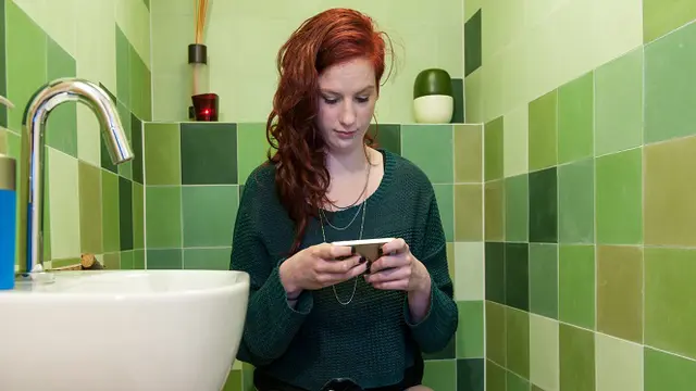  Alasan Mengapa Anda Dilarang Pakai Smartphone di Toilet