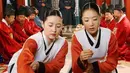 Drama Jewel in The Palace mengisahkan tentang Dae Jang Geum, tabib wanita pertama yang memulai kariernya sebagai dayang memasak dan menyajikan makanan untuk kerajaan. (Foto: soompi.com)