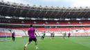 Para pemain legenda Barcelona melakukan latihan jelang laga Clash of Legends melawan DRX World Legends di Stadion Utama Gelora Bung Karno (SUGBK), Senayan, Jakarta, Jumat (17/04/2026) sore WIB. (Bola.com/Bagaskara Lazuardi)