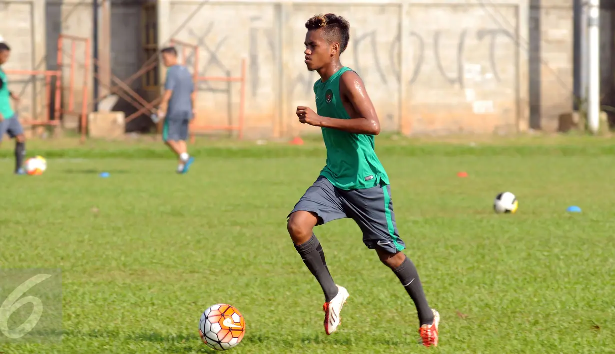 Salah satu calon pemain Timnas Indonesia U19 melakukan dribbling saat latihan seleksi di NYTC Sawangan, Depok, Selasa (26/7). 40 pesepakbola muda mengikuti seleksi untuk menjadi pemain Timnas Indonesia U19. (Liputan6.com/Helmi Fithriansyah)