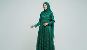 Gamis Brokat Emerald Syar’i Simpel/Gamis Brokat Warna Hijau Emerald Gaya Artis (Sumber: gemini.com)