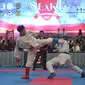  Karateka Indonesia menangkis serangan karateka asal Vietnam dalam pembukaan SEAKF di Kota Semarang. Foto : Felek Wahyu