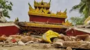 Sejumlah pagoda, biara Buddha, dan monumen-monumen berusia ratusan tahun rusak parah. (Foto oleh AFP)