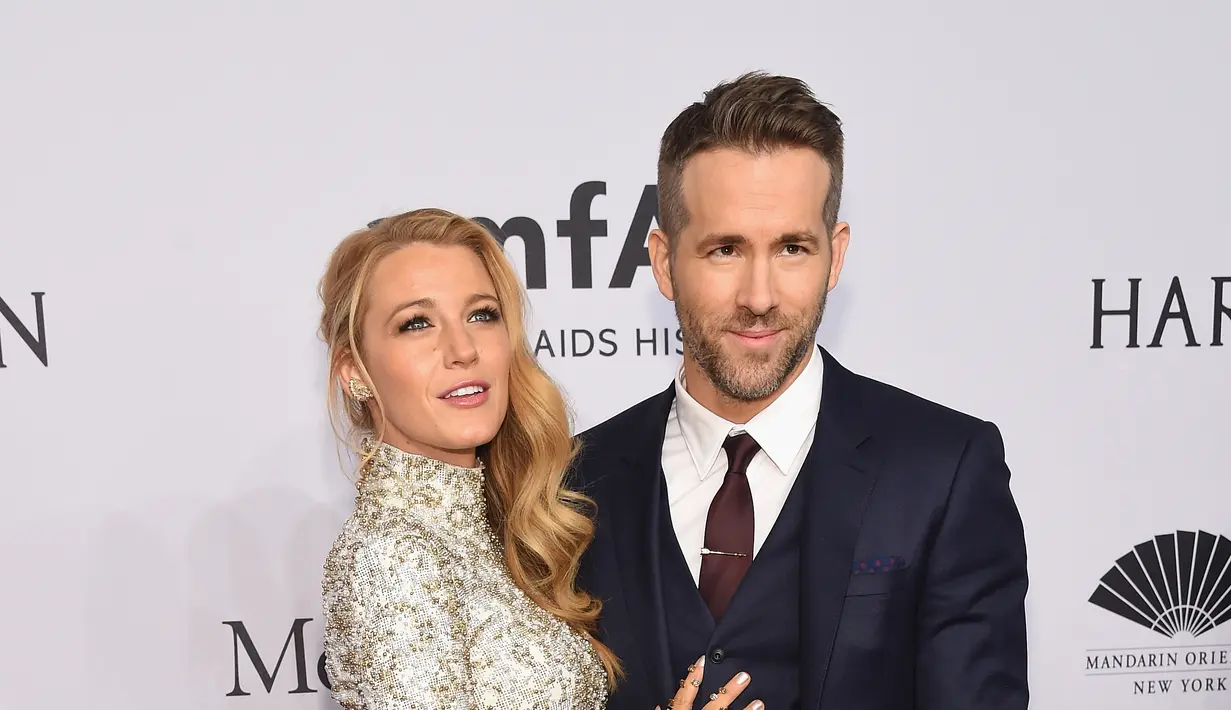 Ryan Renolds dan Blake Lively jatuh cinta ketika keduanya perankan sepasang kekasih di film Green Lantern. Blake terbius pesona Ryan Renolds mantan suami Scarlett Johansson. Keduanya menikah dan sedang menantikan kelahiran anak kedua. (AFP/Bintang.com)