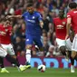 Striker Chelsea, Olivier Giroud (tengah) menggiring bola dari kawalan pemain Manchester United pada pertandingan Liga Inggris di Old Trafford (11/8/2019). MU menang telak 4-0 atas Chelsea. (AP Photo/Dave Thompson)