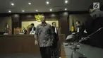 Terdakwa suap pembangunan jalan di Kementerian PUPR, Yudi Widiana Adia bersiap meninggalkan ruang sidang usai mendengar pembacaan putusan di Pengadilan Tipikor, Jakarta, Rabu (21/3). Yudi divonis sembilan tahun penjara. (Liputan6.com/Helmi Fithriansyah)