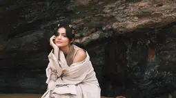 Beberapa kali wanita yang saat ini tinggal dan menempuh pendidikan tinggi di Australia ini kerap menjalani pemotretan di pantai. Tampil menawan dengan gaya makeup flawless, wanita kelahiran 25 Agustus 2000 ini menuai banyak pujian dari para penggemar. (Liputan6.com/IG/@amandarawles)