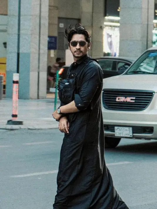 Ia pun tampak membawa tas depan dan melengkapi tampil dengan kacamata hitamnya. [@arya.saloka]