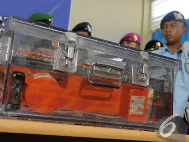 Black Box AirAsia QZ8501 berhasil ditemukan tim penyelam TNI AL, Lanud Iskandar, Pangkalan Bun, Kalteng, Senin (12/01/2015). (Liputan6.com/Andrian M Tunay)