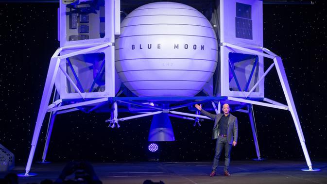 CEO Amazon Jeff Bezos mengumumkan Blue Moon, kendaraan pendaratan ke Bulan, selama acara Blue Origin di Washington, Amerika Serikat, 9 Mei 2019. Jeff Bezos berbagi kabar pengunduran dirinya melalui sebuah surat. (SAUL LOEB/AFP)