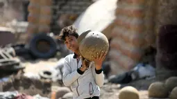 Seorang perajin tembikar bekerja di Desa Nazla di Fayoum, Mesir (5/10/2020). Desa Nazla yang terletak di Kegubernuran Fayoum, Mesir, terkenal dengan perajin tembikarnya yang masih mempertahankan teknik pembuatan tembikar dari zaman Mesir kuno. (Xinhua/Ahmed Gomaa)