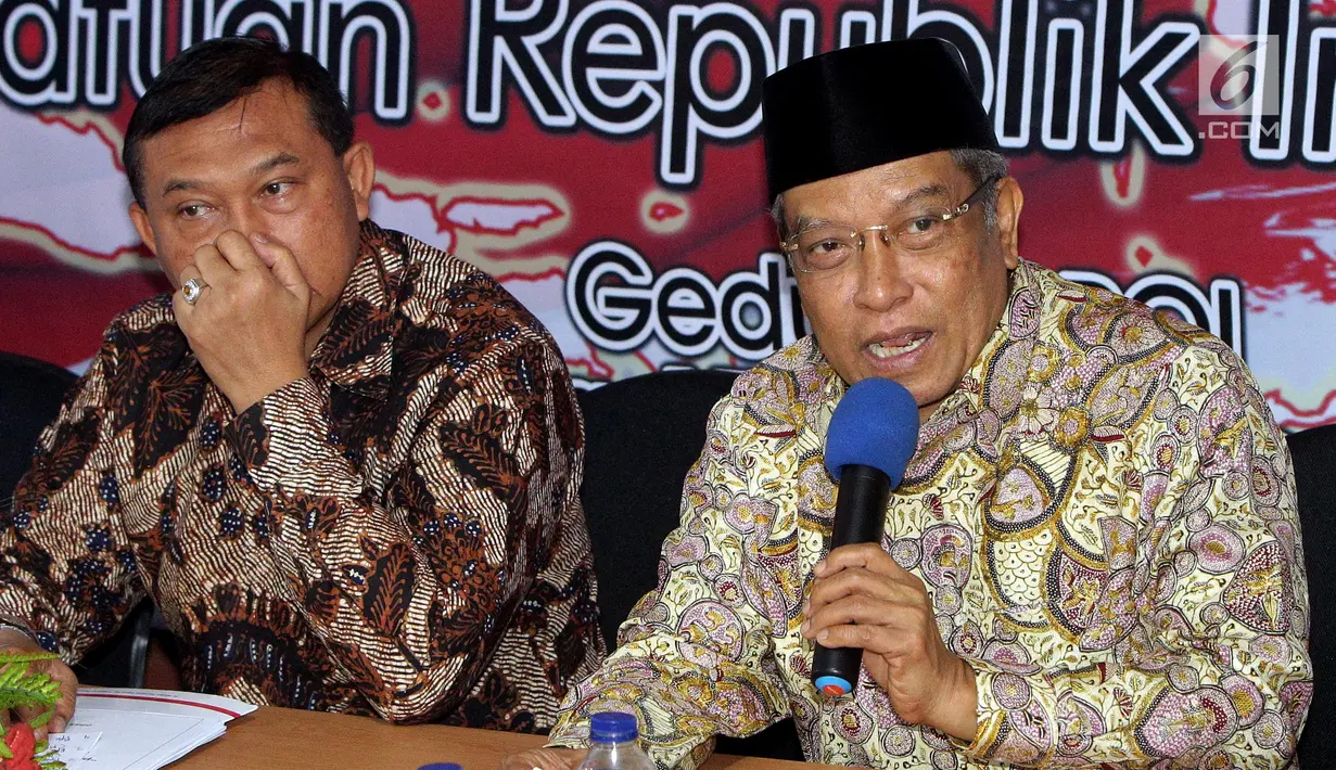 Ketua PBNU Said Aqil Siradj (kedua kanan) menjadi pembicara Diskusi Ormas Islam Se-Indonesia, di Jakarta, Sabtu (17/11). Diskusi tersebut membahas "Peran Ormas Islam Dalam Negara Kesatuan Republik Indonesia". (Liputan6.com/Johan Tallo)
