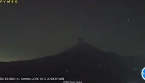 ​Semeru Erupsi 5 Kali dalam 1,5 Jam, Ini Batas Aman bagi Warga