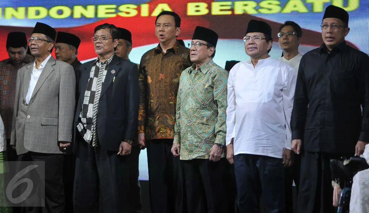 Sejumlah tokoh menghadiri haul ke enam Gus Dur di Ciganjur, Jakarta, Sabtu (26/12/2015). Dalam acara ini masyarakat diajak untuk merawat tradisi serta merajut hati seperti pencerminan dari perjuangan Gus Dur. (Liputan6.com/Gempur M Surya)