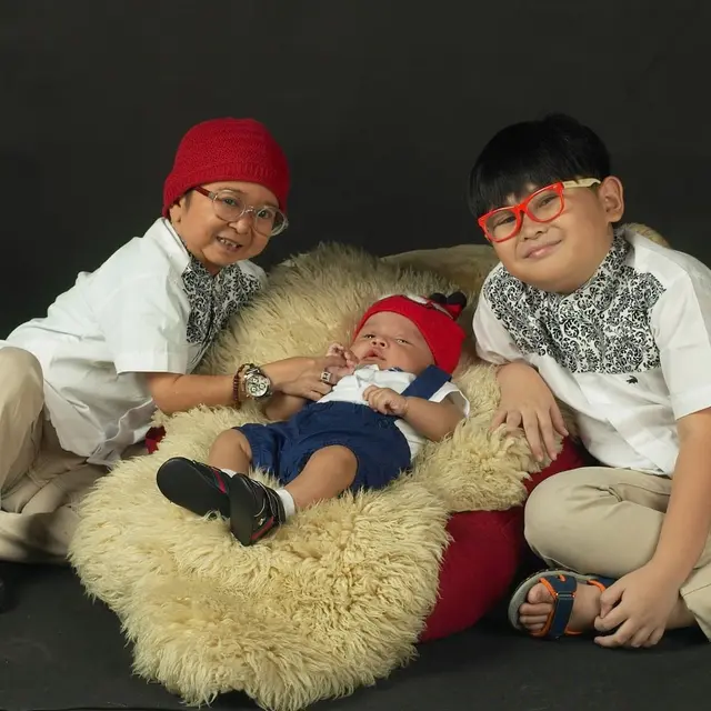 7 Potret Kebersamaan Daus Mini dan Kedua Anaknya, Kompak Banget