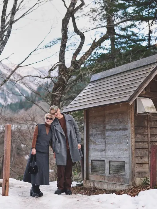 OOTD keren ala pasutri Rey Mbayang dan Dinda Hauw. Rey Mbayang tampil dengan sweater cokelat yang serasi dengan warna cargo pantsnya, ditumpuk mengenakan long coat abu-abu. Sedangkan Dinda tampil dengan knitted turtleneck cokelat yang ditumpuknya dengan vest abu-abu yang serasi dengan roknya, dan hijab cokelat muda yang serasi. [Foto: Instagram/rey_mbayang]