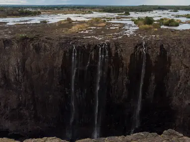 Pemandangan air terjun Victoria, salah satu air terjun terbesar di dunia, di Zimbabwe pada 10 Desember 2019. Musim kemarau yang terjadi membuat air terjun yang masuk dalam Situs Warisan Dunia UNESCO ini mengalami kekeringan terparah selama beberapa dekade lalu. (ZINYANGE AUNTONY/AFP)